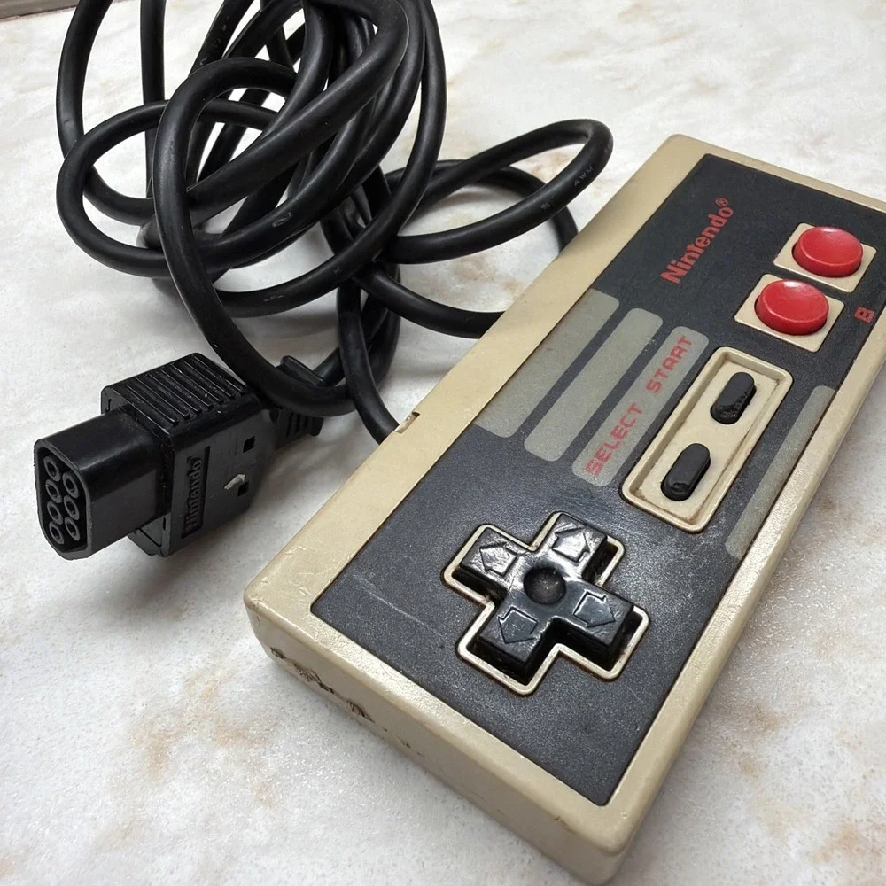 Nintendo 1985 Controller Original‎ NES-0044 Button Layout Propietary Connector
